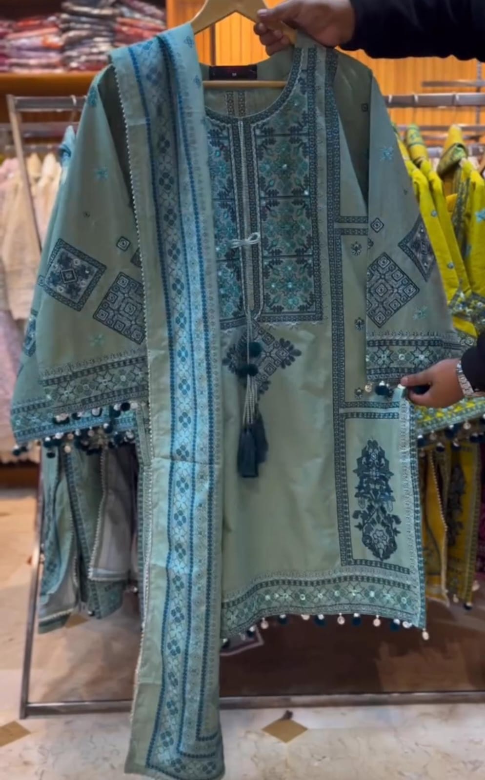 WOMEN’S EMBROIDERED 3-PIECE SUITS