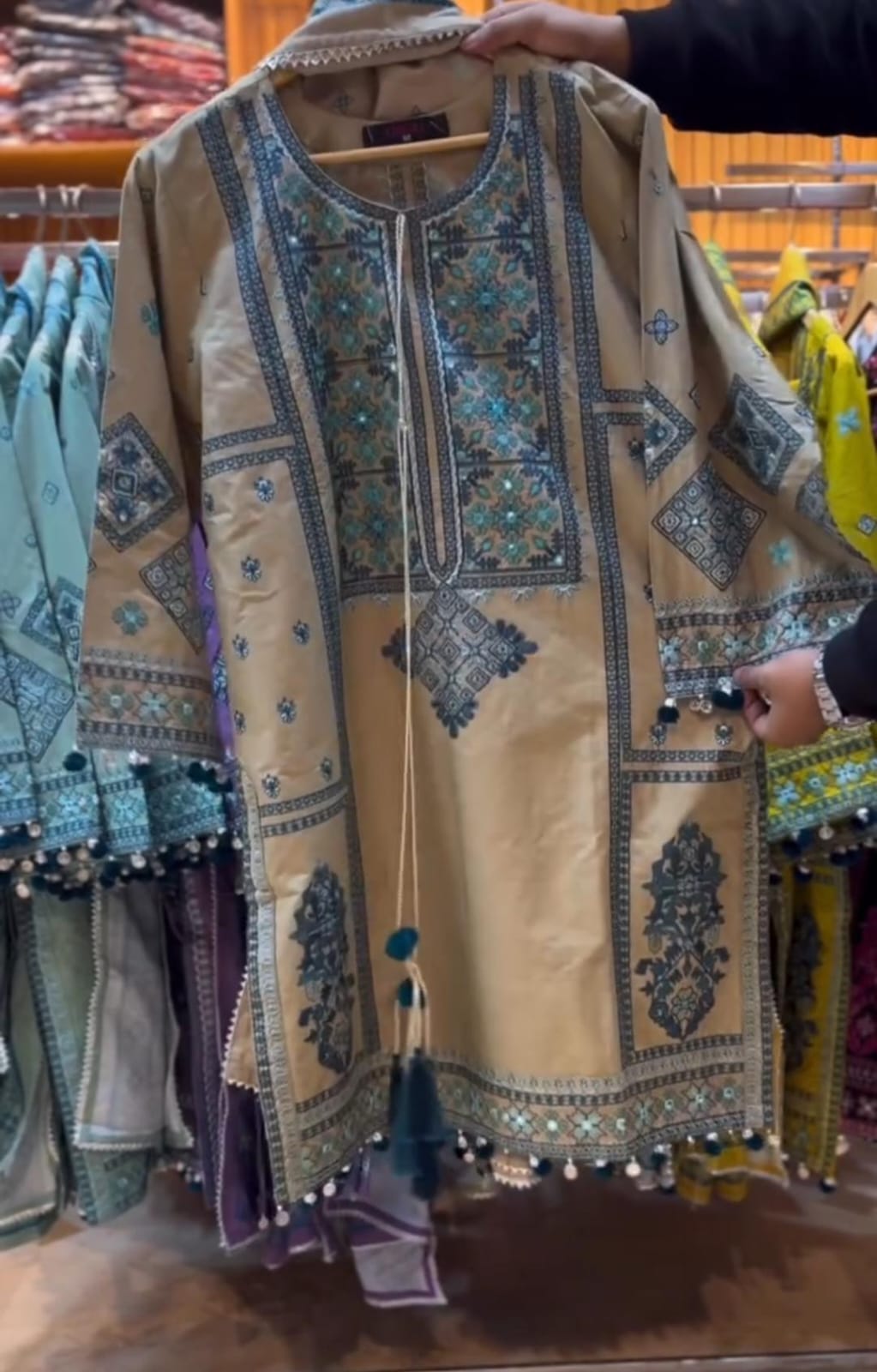 WOMEN’S EMBROIDERED 3-PIECE SUITS