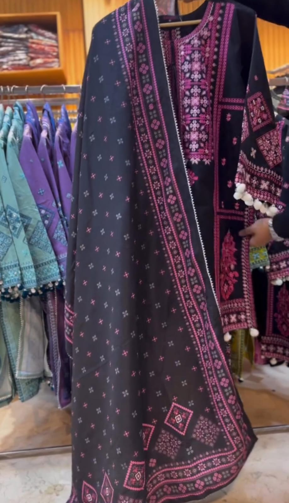 WOMEN’S EMBROIDERED 3-PIECE SUITS