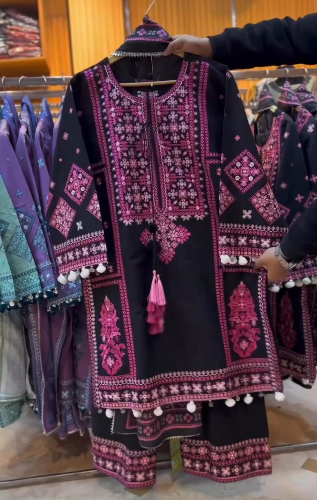 WOMEN’S EMBROIDERED 3-PIECE SUITS